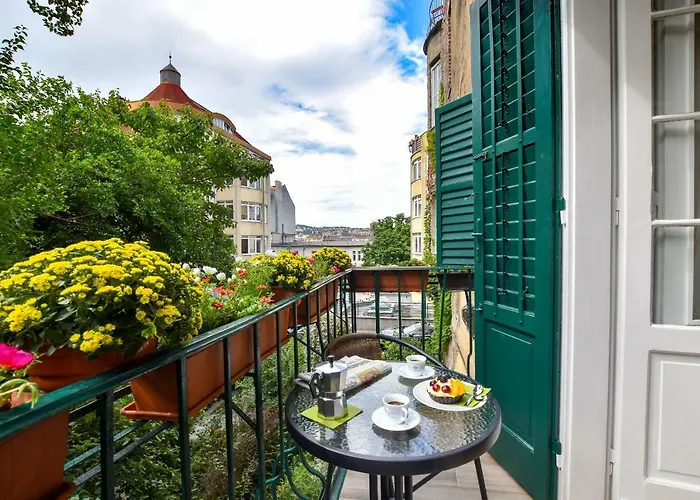 Christine Apartment Close To The Buda Castle